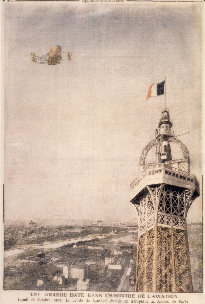 Charles de Lambert survolant la tour Eiffel en avion