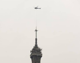Installation of the antenna by helicopter
