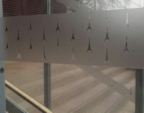 Window decals for queue barriers