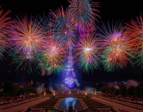 Photo of the fireworks display at the Eiffel Tower