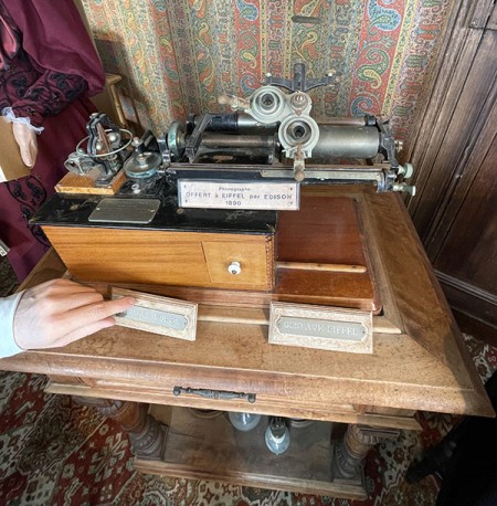 Photo of Gustave Eiffel's phonograph, a gift from Thomas Edison
