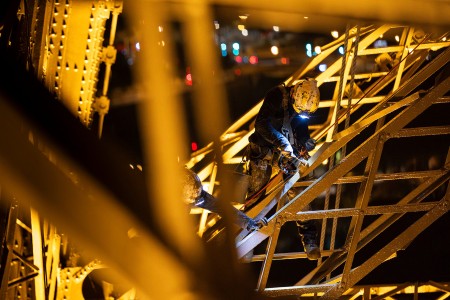 Photo of a painter on the Eiffel Tower