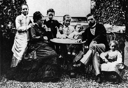 Photo of Gustave Eiffel with his wife and five children