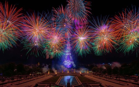 Photo of the fireworks display at the Eiffel Tower