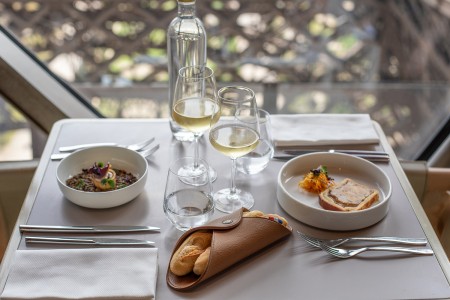 Table and meal at the restaurant Madame Brasserie