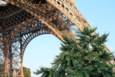 Vue sur le pilier nord de la tour Eiffel
