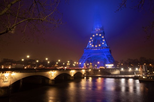 Photo of the illumination of the Eiffel Tower in European colors
