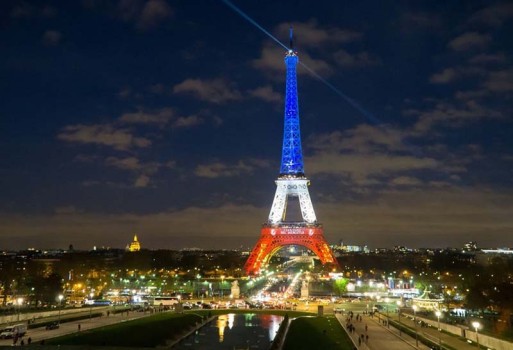 Photo of the illumination of the Eiffel Tower in French colors