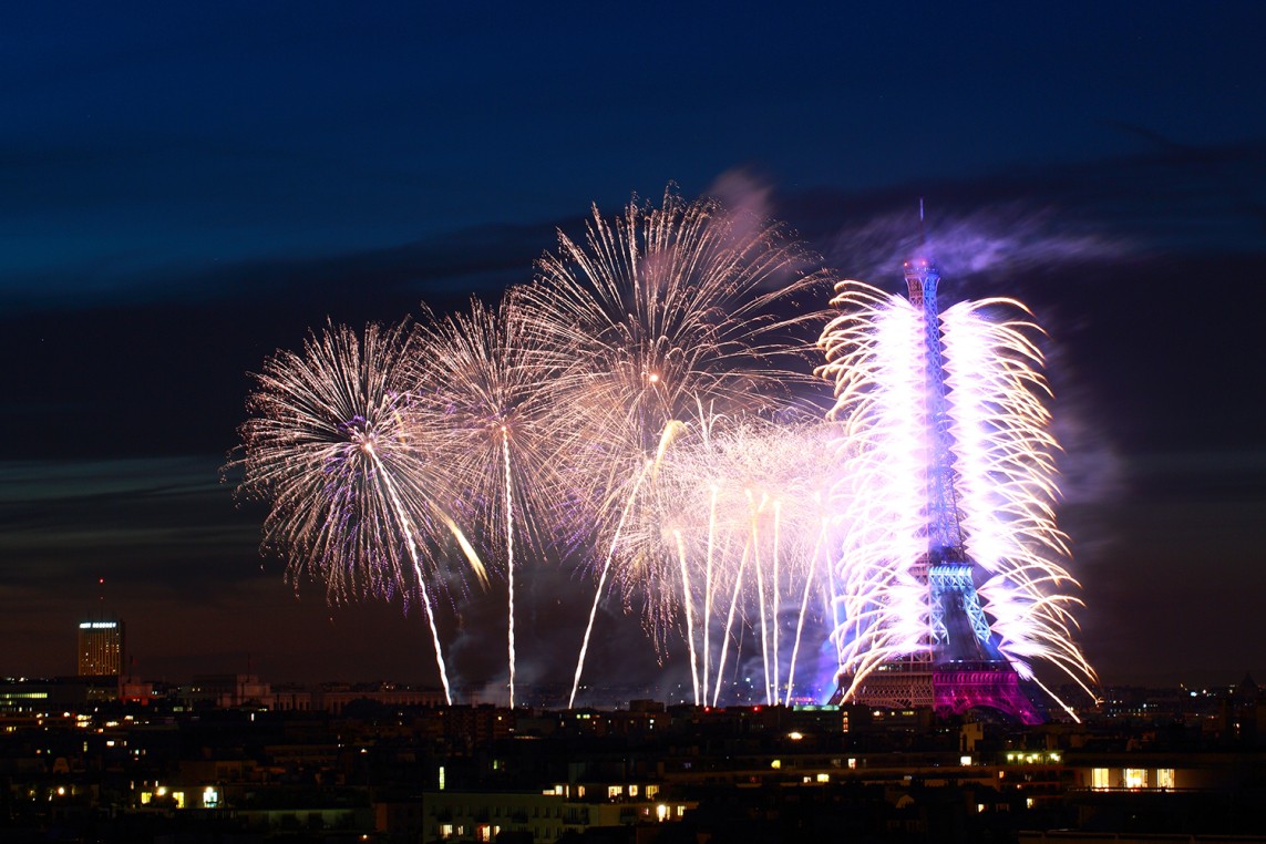 Photo of fireworks over the Eiffel Tower