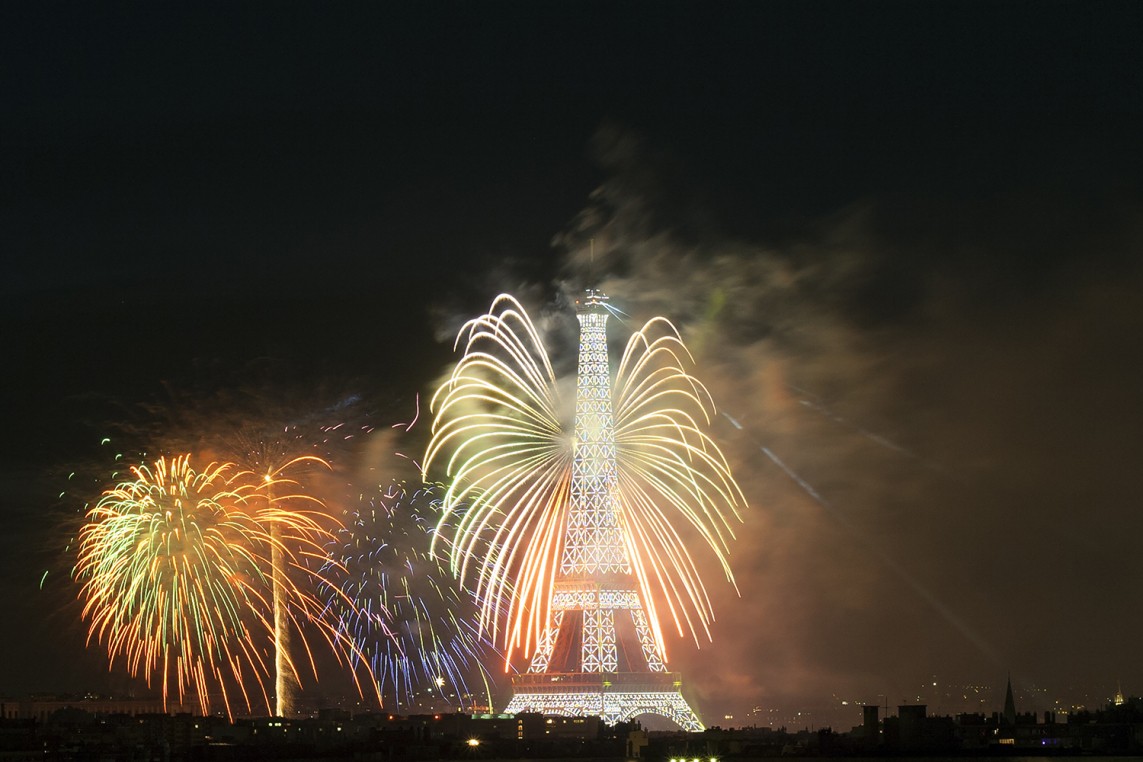 Photo of fireworks over the Eiffel Tower