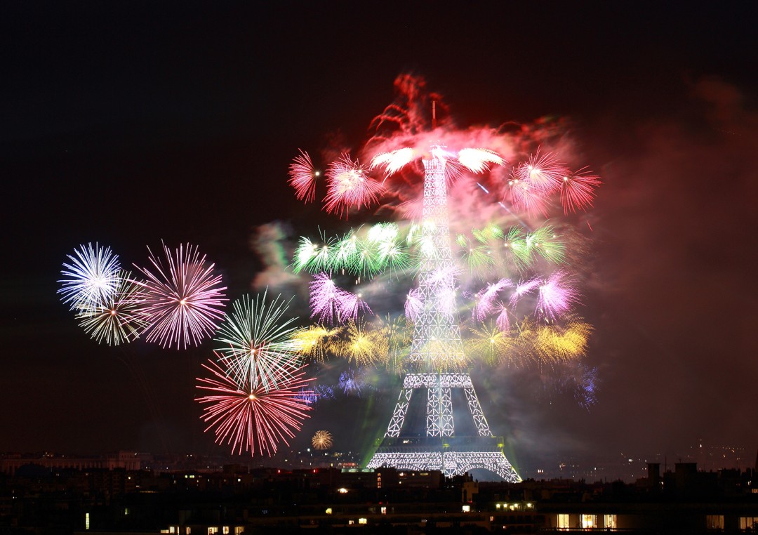 Photo of fireworks over the Eiffel Tower