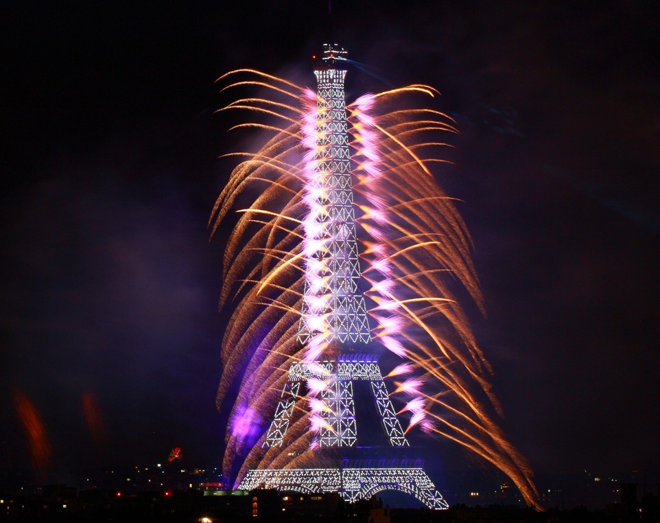 Photo of fireworks over the Eiffel Tower