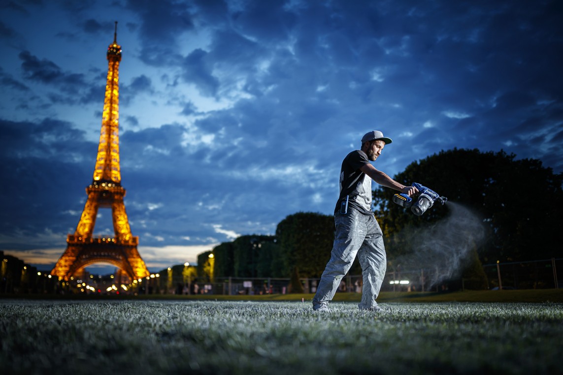 SAYPE artist and the Eiffel Tower