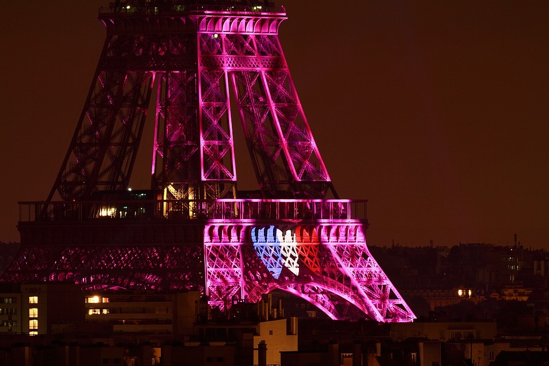 Photo of fireworks over the Eiffel Tower