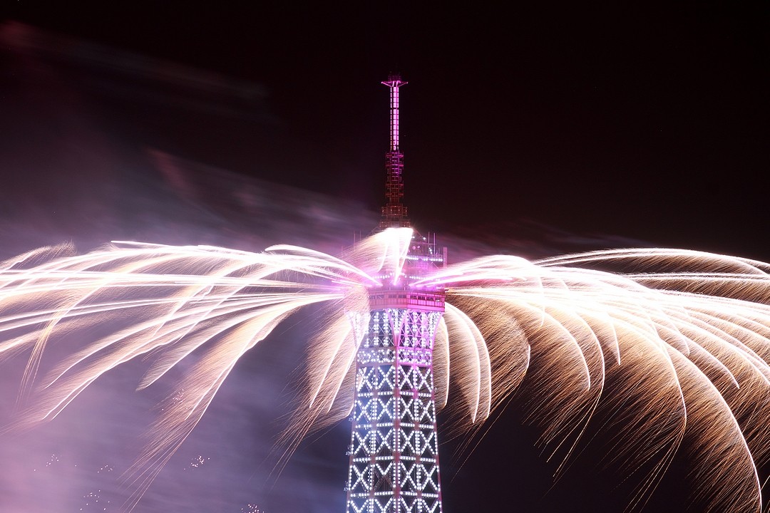Photo of fireworks over the Eiffel Tower