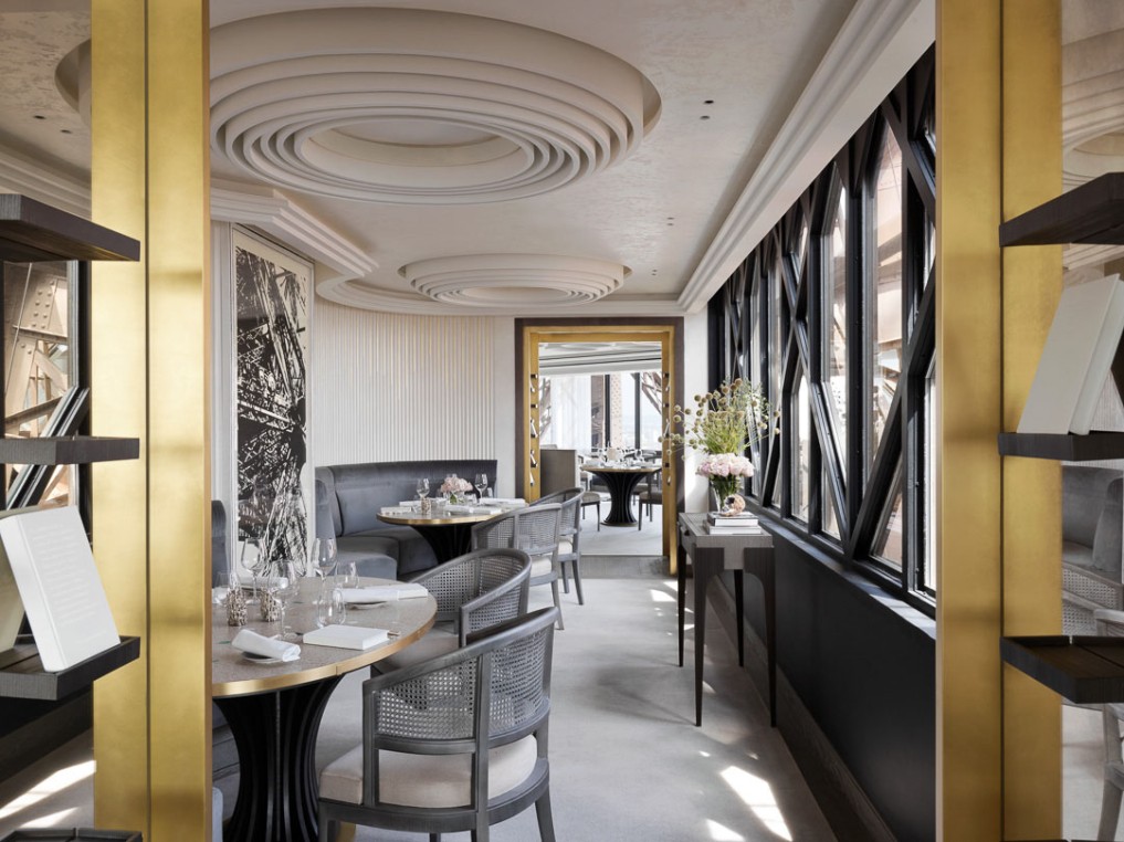 The alcove side inside Le Jules Verne