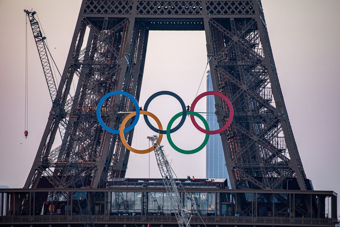 Photo of the installation of the rings on the Eiffel Tower