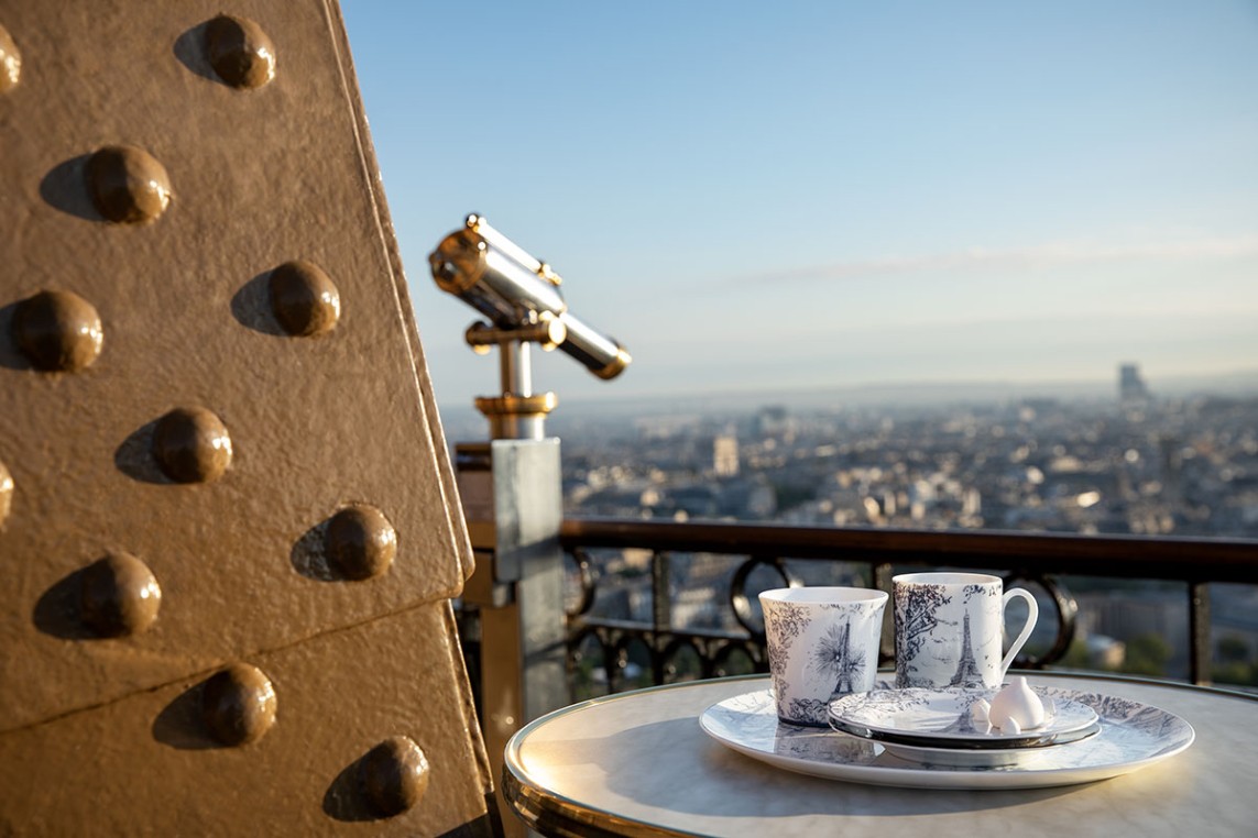 Photo of the mug, plates and tray Photo of the Eiffel Tower x Bernardaud mug and plates