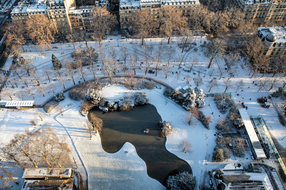 Eiffel Tower gardens under the snow 2