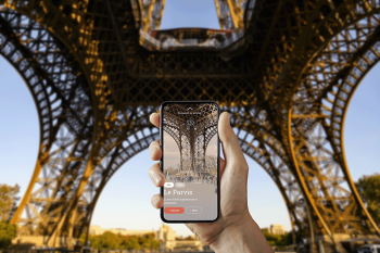 Image of the mobile visitor guide at the Eiffel Tower